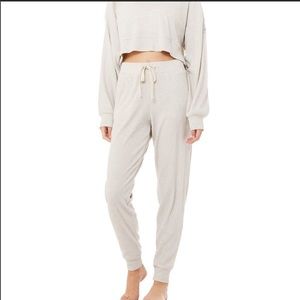 BNWT alo yoga muse sweatpant bone heather